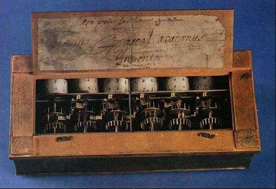 Kalkulatori Prema nekim izvorima, prvu mašinu za računanje napravio je Vilhelm Schickard iz Tibingena u Nemačkoj 1623. godine.