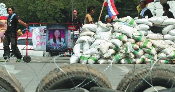 20 Hrvoje BARBERIĆ REGIONALNA STABILNOST Dugotrajna politička kriza koja je potresala Tajland okončana je sredinom prosinca izborom vođe oporbene Demokratske stranke, Vijjajive, za premijera.