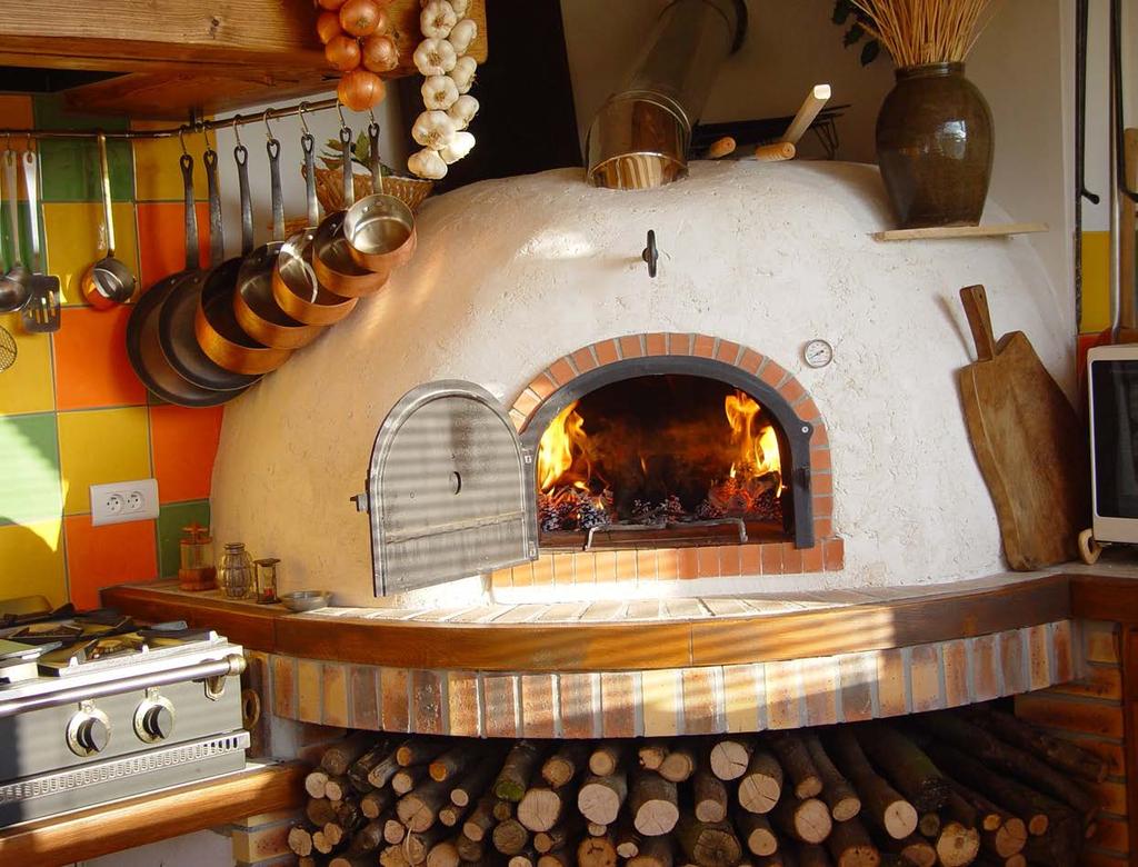 U krušnoj peći mogu se osim pizze i kruha pripremati i razne mesne delicije, variva i kolači.