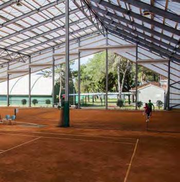 TENNIS CENTRE KATORO DEPANDANCE PARK HOTEL GUEST HOUSE COMFORT ADRIATIC HOTEL SIPAR Umag ima 66 tenis terena, od čega 57 zemljanih na otvorenome, 4 zemljana u dvorani i 5 betonskih.