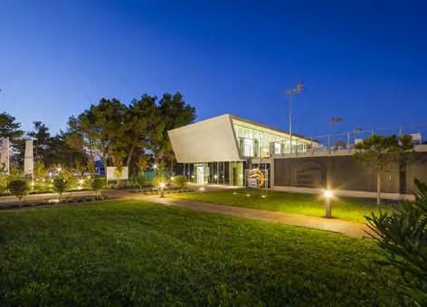 Neki su od njih natkriveni, a većina ima posebna mjesta za sjedenje. TENNIS CENTRE PUNTA HOTEL PARK UMAG Središnji ATP stadion Stella Maris s 3.