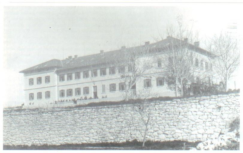 Škola Manuš, jedinstvena po svojoj ljepoti, od kamena sazidana, u duhu mediterana, po mnogo ĉemu je prepoznatljiva.