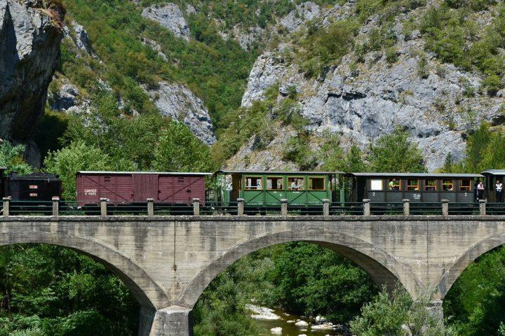 godine, povezujući na taj način istočnu Bosnu sa Sarajevom i ostatkom Austro-Ugarske Monarhije.