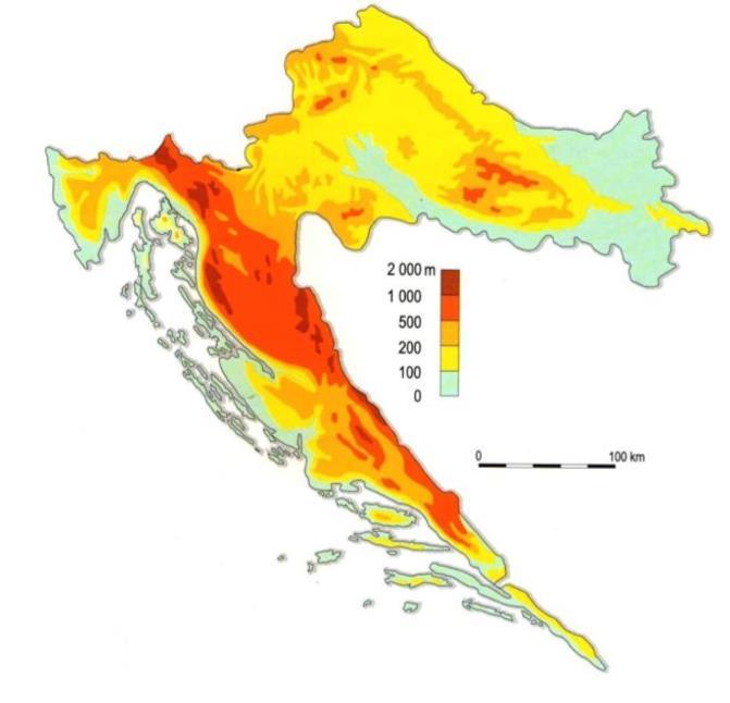 Slika 8. Visinske zone Republike Hrvatske [7] Tako usporedbom sa [Slika 7] dobijemo matrični zapis nadmorskih visina: a s = [100 400 700 650 500] m. (2.5) Ako izraz (2.5) uvrstimo u jednadžbu (2.