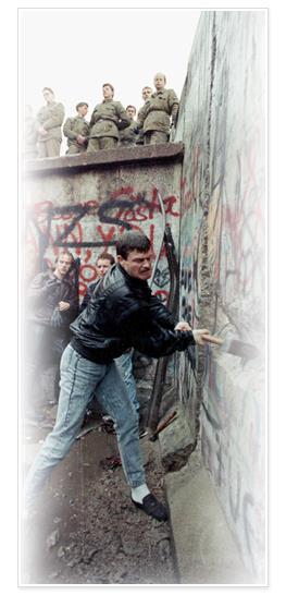 Veliko proširenje: ujedinjavanje istoka i zapada 1989 1992 1998 2002 2004 Pad Berlinskog zida kraj komunizma Započinje gospodarska pomoć iz EU: program Phare Skup kriterija za države koje se žele