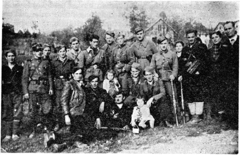 Grupa rukovodilaca 1. i 3. bataljona. sa komandantom 5. brigade 7. novembra 1943. u Kotor-Varošu dina. Svečanost je završena.