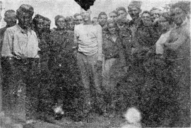 Grupa boraca 1. bataljona 5. brigade sa spašenim savezničkim pilotima, 20. juna 1944. u s. Pojezna ona iskočilo je 5 članova posade.