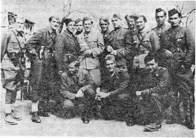 Komandant 11. divizije Miloš Siljegović (peti slijeva) sa grupom starješitia 5. brigade u Rumi 7. novembra 1944.