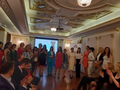 RC Beograd - Kalemegdan organizovao je humanitarnu modnu reviju u Hotelu Moskva na kojoj su manekenke bile Rotarijanke i supruge Rotarijanaca.