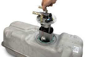Regulator tlaka goriva sa spojem na usisnu granu kod sustava s povratnim vodom (dvocijevni) nalazi se na razdjelnoj cijevi. Njegovim radom upravlja membrana.
