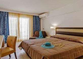 godine Lokacija: Nalazi se 5 km od Neos Marmarasa na poluostrvu Sitonija. Lagomandra hotelski kompleks uključuje dva hotela: Lagomandra hotel i Lagomandra beach hotel.