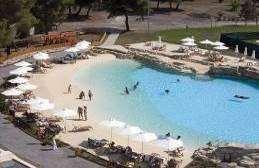 Smešten je na peščanoj plaži nedaleko od Neos Marmarasa. Jedan od najvećih i najpoznatijih hotelskih kompleksa u Grčkoj. Nalazi se na poluostrvu Sitonija, 120 km od Soluna.
