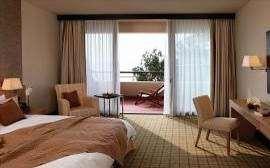 Porodične sobe su sa pogledom na golf teren ili na more, namenjene su za 2-4 osobe i sastoje se iz kombinovane dnevno-spavaće sobe ("francuski" ležaj i sofa na rasklapanje).