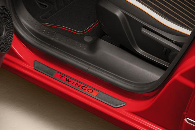 Pragovi vrata u boji i s oznakom Twingo savršeno se slažu s bojom karoserije vašeg vozila i ispunjavaju sve vaše estetske potrebe.