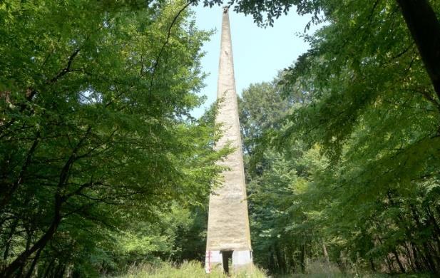 Vršni dio je livadica okružena šumom, s koje nema vidika, no vidik nadomješta 3 metra visoka drvena razgledna piramida na susjednom proplanku (100 m južnije). PROGRAM DOMAĆINA: do 9.