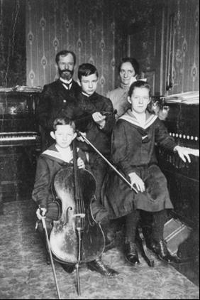 Par je imao troje djece Paula (1895.), Antonie Elisabeth (zvanu Toni) (1898.) i Rudolfa (1900.). Hindemithovo rano djetinjstvo obilježio je očev drakonski stil odgoja.