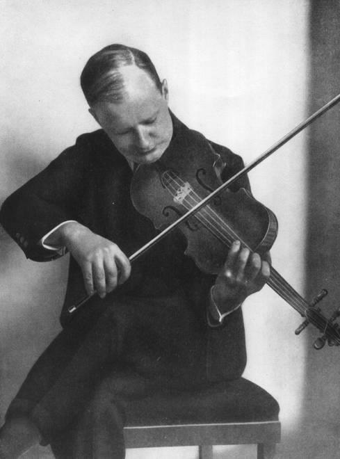 2.4. POSLIJERATNO RAZDOBLJE Po završetku rata Hindemith se vraća u Frankfurtsku operu kao koncertni majstor, a u Rebnerov kvartet, na vlastiti zahtjev, kao violist, a ne kao drugi violinist.