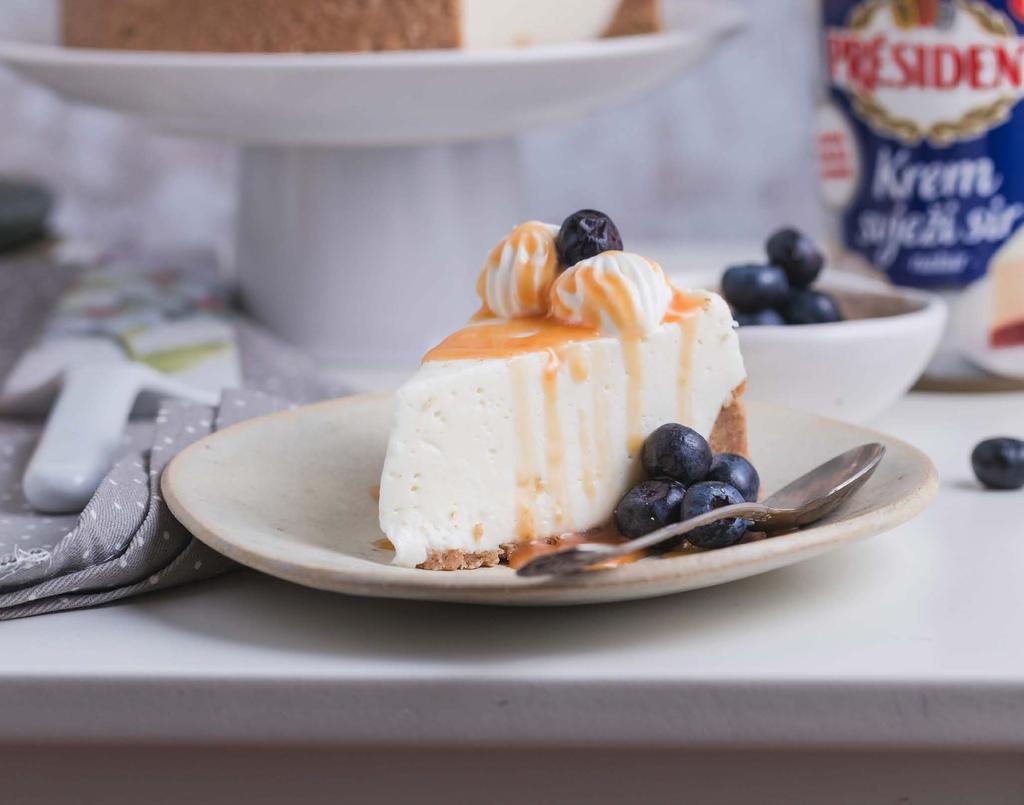 Nepečeni cheesecake s karamel umakom upute: Za podlogu: Kalup za tortu (18-20 cm) obložite papirom za pečenje. Kekse sameljite, a maslac rastopite.