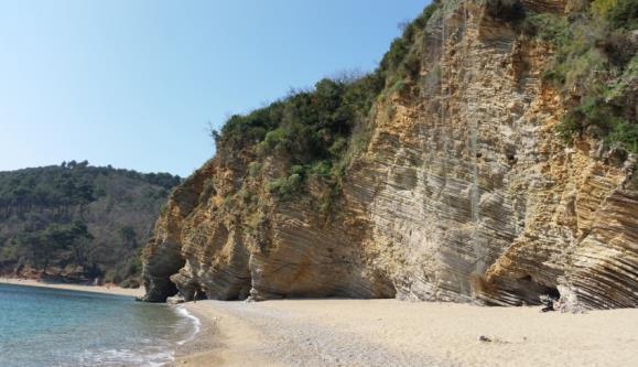 Uvala Mogren, Budva plaža bez vegetacije na strmim