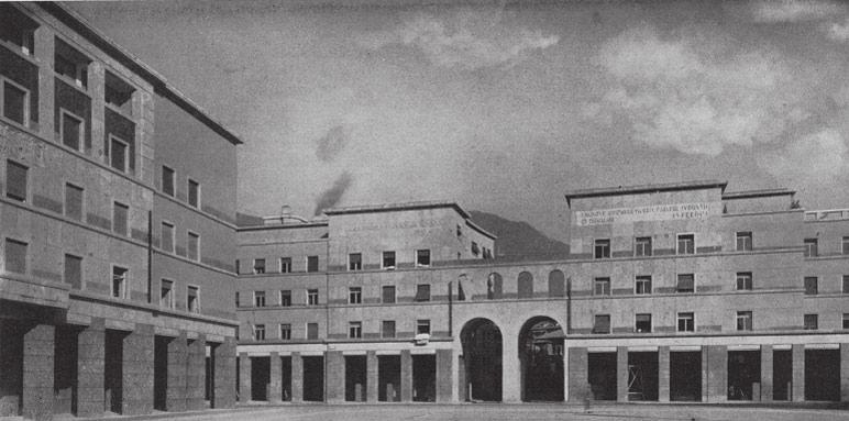 20 PROSTOR 1[21] 9[2001] 15-30 D. Arbutina Regulacijski plan Zadra... Sl. 17. P. Rossi de Paoli: Zgrada I.N.A. na Piazza della Vittoria u Bolzanu, 1938. godina Fig. 17 P. Rossi de Paoli: I.N.A. Building on the Piazza della Vittoria in Bolzano, 1938 Sl.