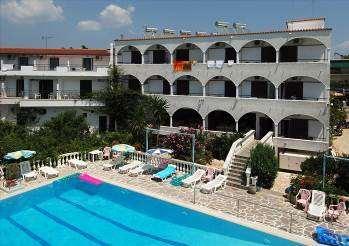 GOUVIA 3*** DVOJE DECE LETUJE BESPLATNO Lokacija: Na svega 7 kilometara od grada Krfu, 150 metara od šljunkovite plaže je hotel.