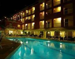 Perama OASIS CORFU HOTEL 3*** Lokacija: Hotel Oasis smeštan je u Perami okružen bujnim zelenilom.
