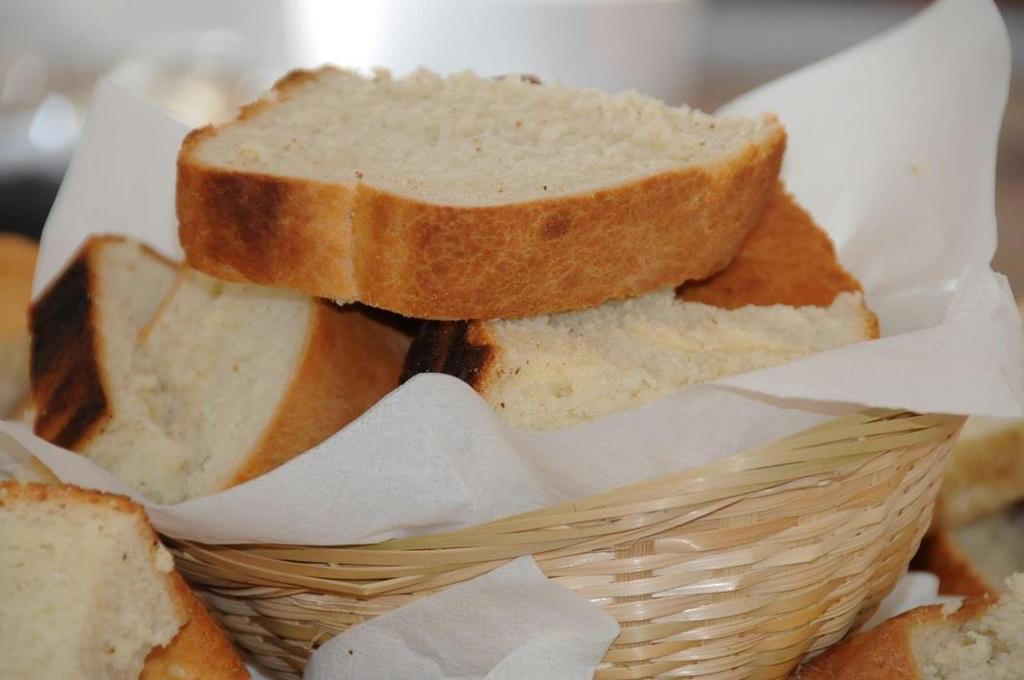 Domaći ciganski kruh s kvascem (punya) Sastojci: 1 kg brašna pola žlice soli pola kvasca 1 dl jestiva ulja 1 žlica sećera (napunjena na ravno) Kvasac uranjamo u mlaku zašećerenu vodu.