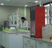 U laboratoriji se rade analize hemijskog i mikrobiološkog kvaliteta mlijeka i mlječnih proizvoda.