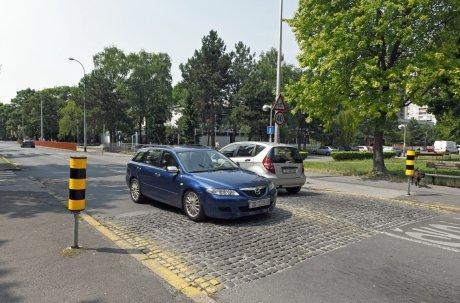 2. Postavljanje kamenih kocaka (Slika 19)na prilazima raskrižju koje svojom teksturom stvaraju vibracije i buku u vozilu pri prolasku