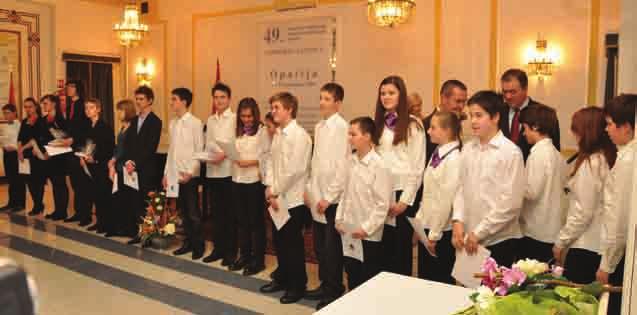 Zatim su gospoda Vinko Filipović i Frano Matušić uručili diplome i nagrade prvonagrađenim natjecateljima sudionicima Završnog koncerta.