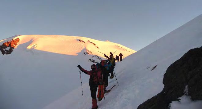 Prvi aklimatizacioni uspon na Čeget 3450 m protekao je kao da se odvijao na dva različita mjesta.