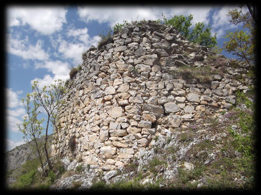 редова притесаног камена везаног кречним малтером. У близини града налази се још једна некропола римских споменика. Слика бр.30. Остаци средњевековног Јерининог град Извор: www.mojaavantura.