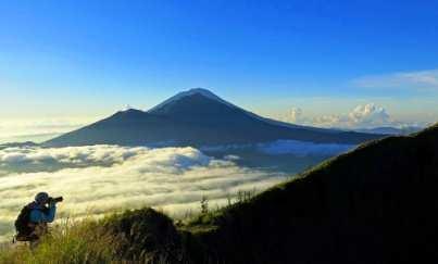 Po osobi od 44 Uspinjanje na vulkan Batur Opremljeni lampom popećete se po mraku za oko 2h na vulkan Batur, sa visinom od 1717 m. Uživaćete u predivnom pogledu tokom izlaska sunca na obodu kratera.