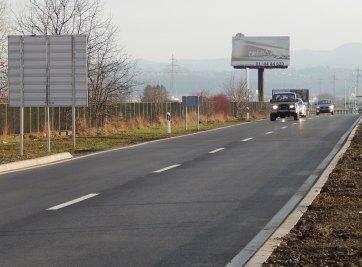 Prema policijskom izvješću 35- godišnja vozačica u blagom je zavoju, iz još nepoznatih razloga, sišla vozilom s ceste nakon čega je udarila u autobusnu nadstrešnicu te potom u zid susjedne zgrade.