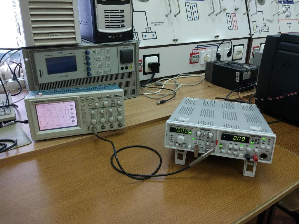 2.3. Mjerna oprema Za tražene rezultate potrebno je koristiti različitu mjernu opremu. Za generiranje i prikaz signala korišteni su generator signala i osciloskop (Sl.2.8.