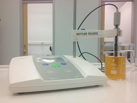 Slika 6. Mjerenje ph 4.4. Mjerenje električne provodljivosti Električna provodljivost mjeri se konduktometrijskim uređajem Metller Toledo. Elektroda kojom se mjeri mora biti čista i suha.