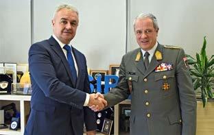 EUFOR događaji Posjeta zapovjednika Snaga Europske unije ravnatelju Državne agencije za istrage i zaštitu Zapovjednik Snaga Europske unije (EUFOR) general-bojnik Johann Luif posjetio je 12.