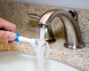 ) Kod pranja zubi i ruku ne ostavljajte vodu da stalno teče.