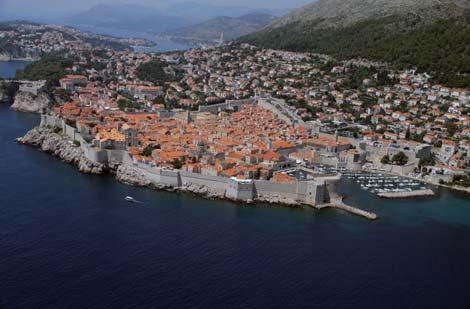 18 Odredište / Venue GRAD DUBROVNIK Više od tisuću godina povijesti Dubrovnika prisutno je u svakom dijelu ovoga Grada. On je grad muzej i živa pozornica, idealan spoj povijesti i suvremenosti.