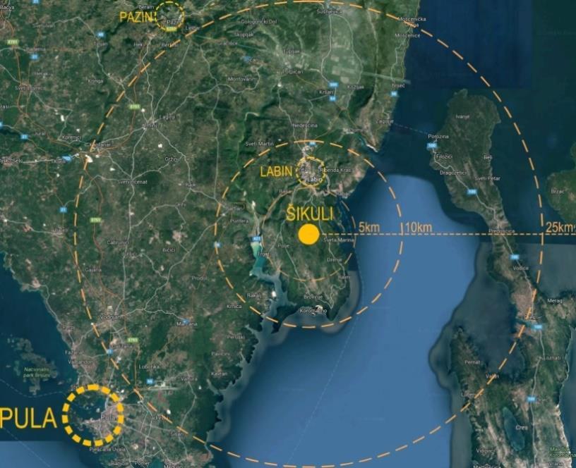 Područje Šikuli Smještaj u širem prostoru, prikazan na zračnom snimku Područje obuhvata UPU Šikuli nalazi se na području Grada Labina, udaljeno je oko 2,5 km od mora i oko 7,5 km zračne linije od